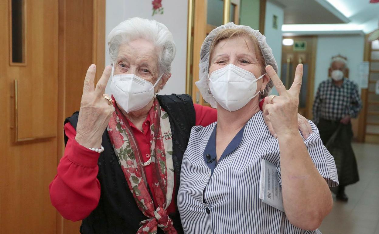 Azucena y María Angeles, las primeras vacunadas contra la Covid-19. 