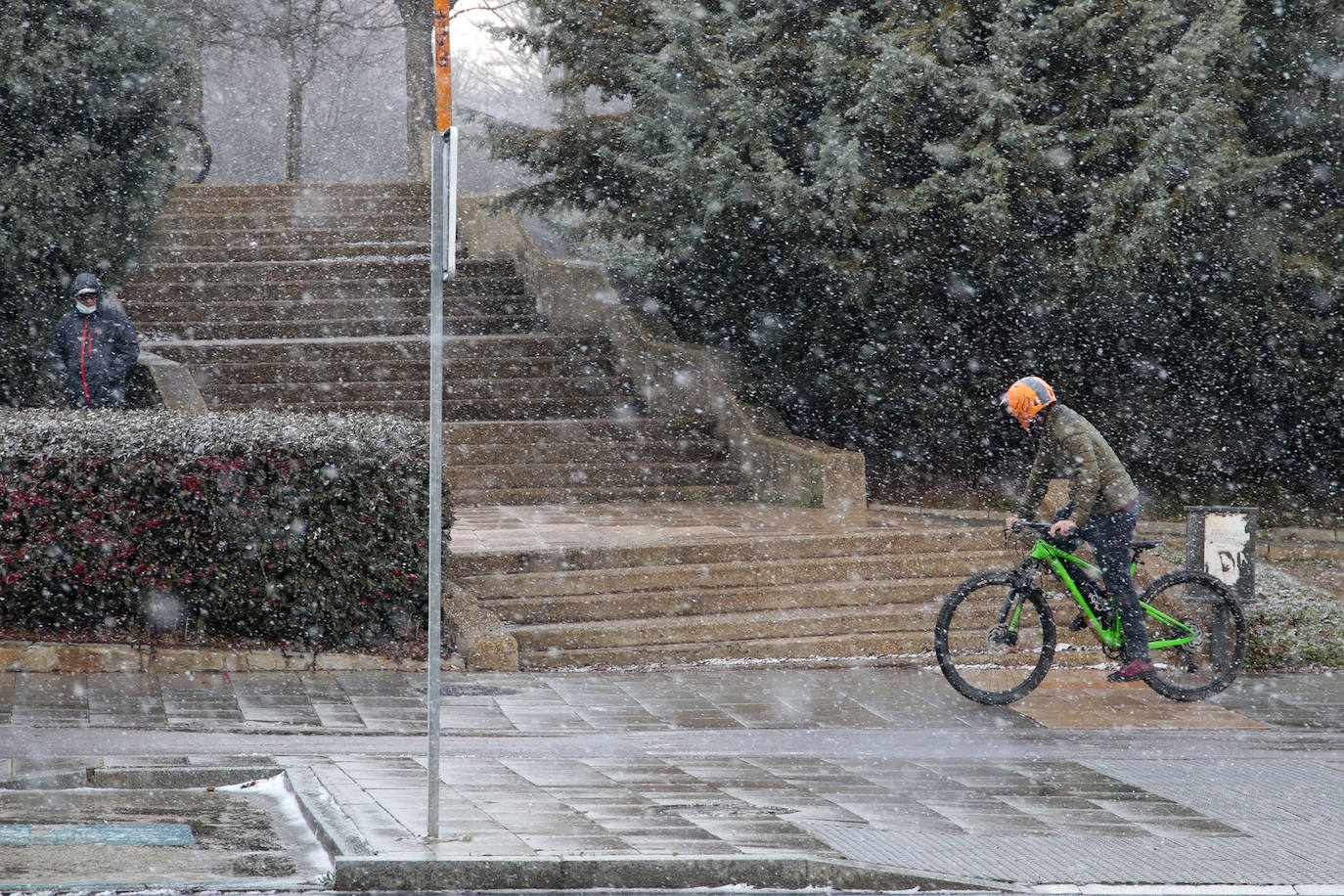 La capital registra una ligera nevada de apenas unos minutos durante esta tarde de Año Nuevo.