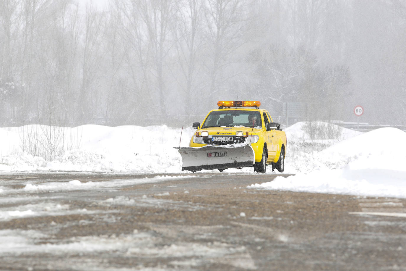 La jornada deja imágenes de nieve en un recorrido por las localidades cercanas al Puerto de Pajares.