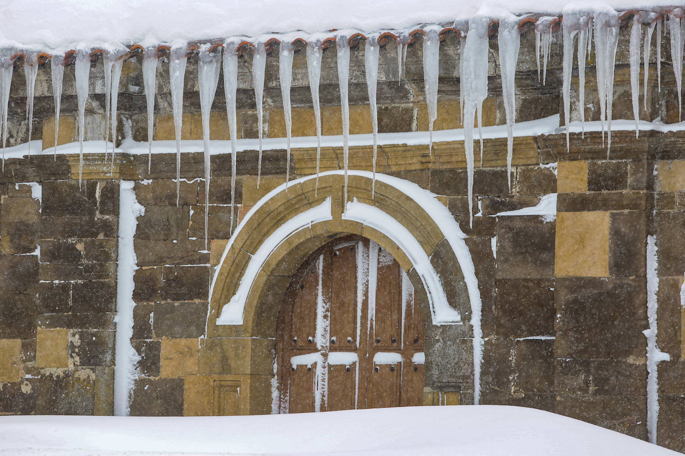 La jornada deja imágenes de nieve en un recorrido por las localidades cercanas al Puerto de Pajares.