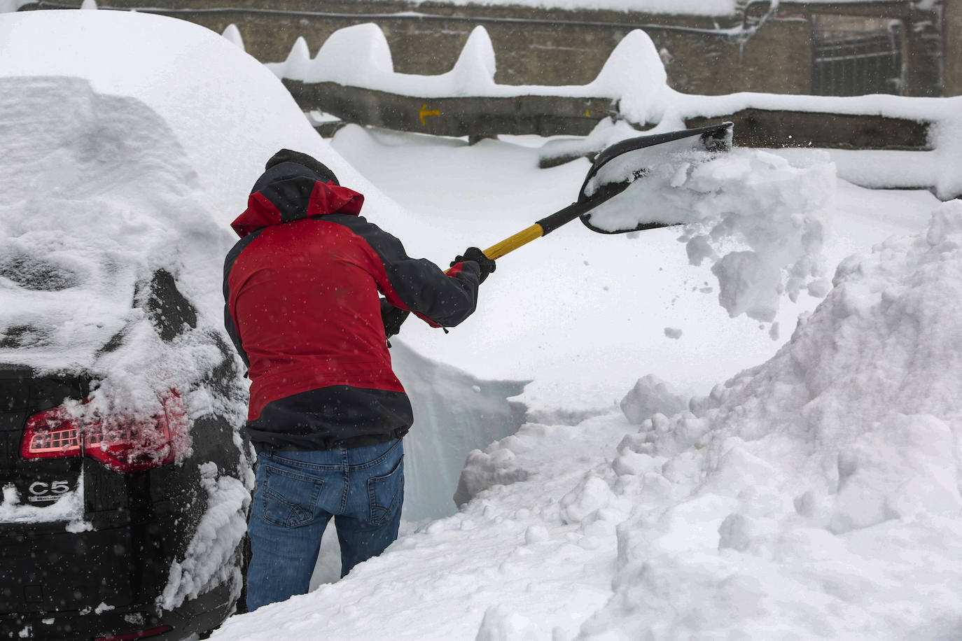 La jornada deja imágenes de nieve en un recorrido por las localidades cercanas al Puerto de Pajares.