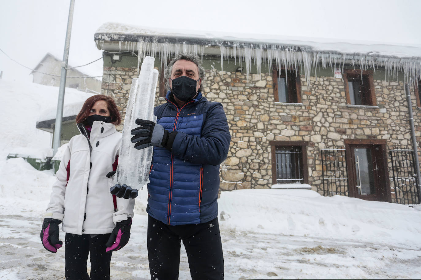 La jornada deja imágenes de nieve en un recorrido por las localidades cercanas al Puerto de Pajares.