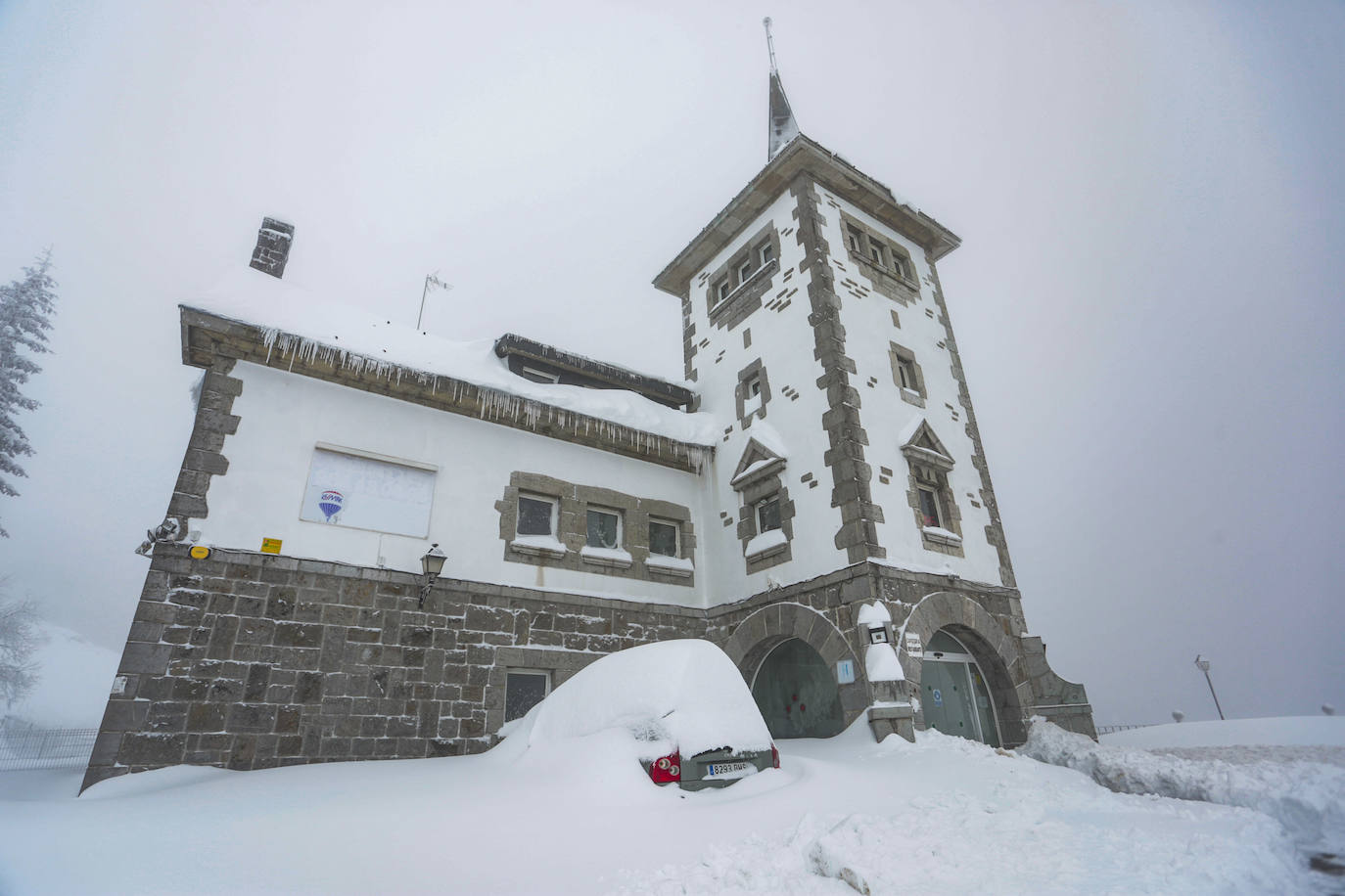 La jornada deja imágenes de nieve en un recorrido por las localidades cercanas al Puerto de Pajares.