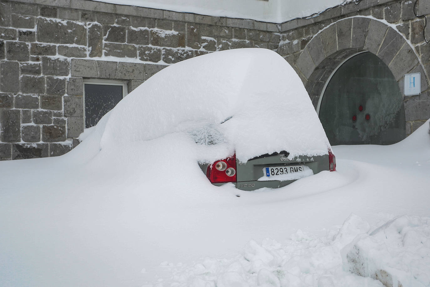 La jornada deja imágenes de nieve en un recorrido por las localidades cercanas al Puerto de Pajares.