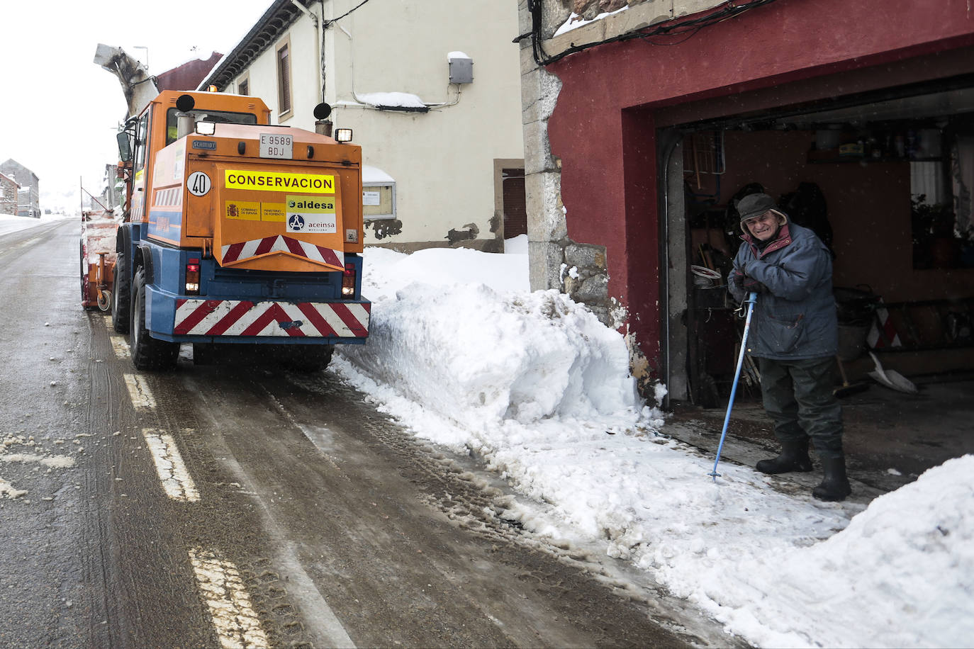 La jornada deja imágenes de nieve en un recorrido por las localidades cercanas al Puerto de Pajares.