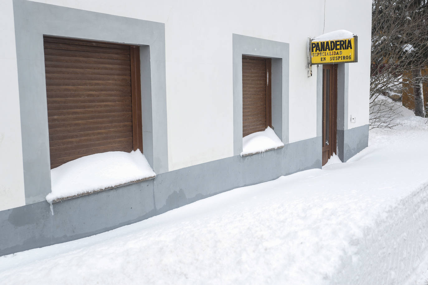 La jornada deja imágenes de nieve en un recorrido por las localidades cercanas al Puerto de Pajares.