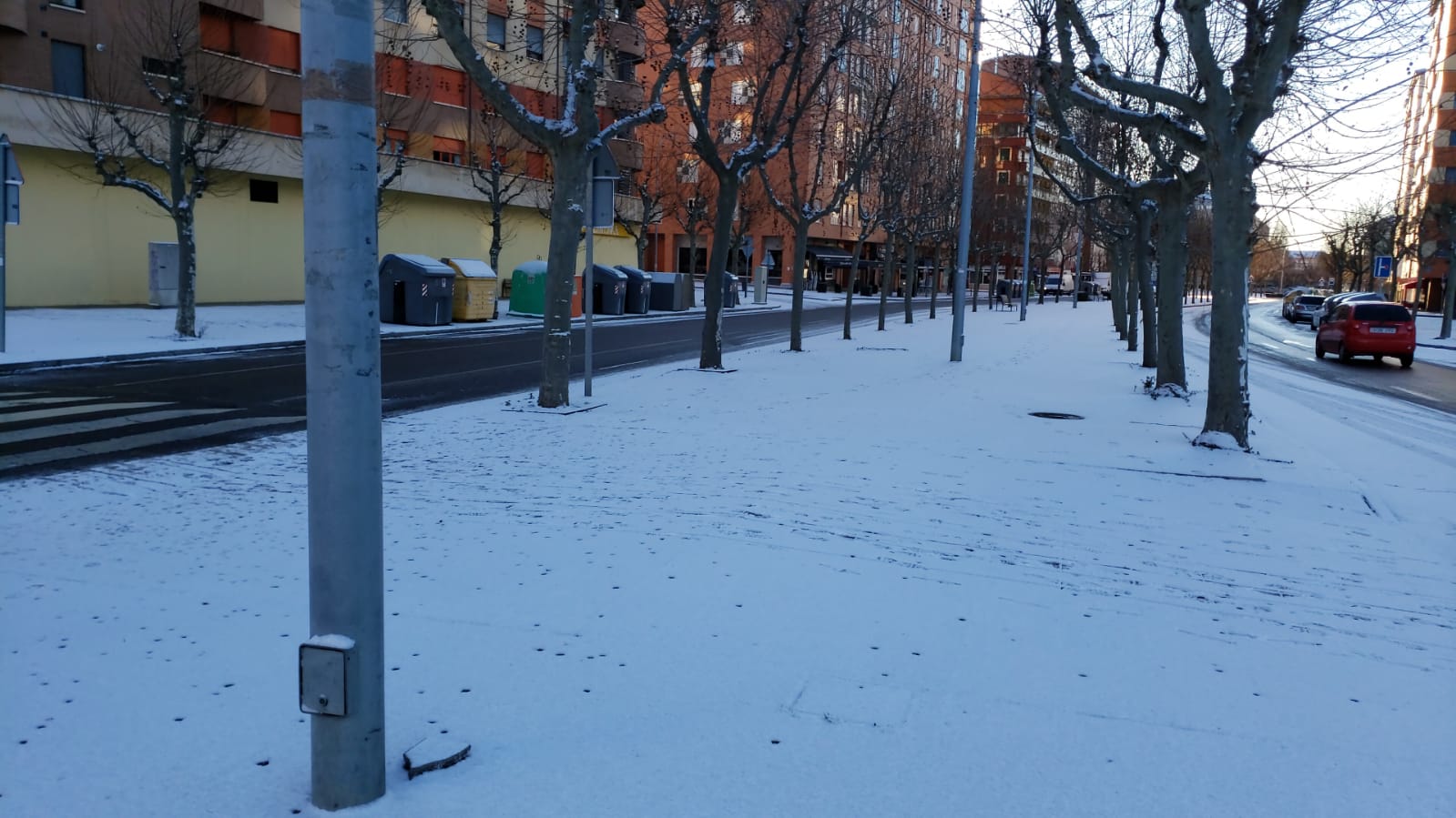 La ciudad se cubre de un manto blanco tras los copos caídos durante la madrugada.