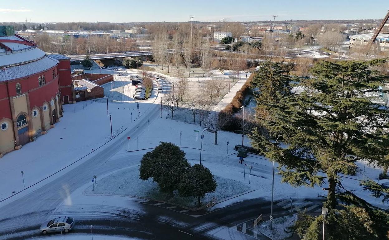 Imagen aérea de la zona de la plaza de toros cubierta de nieve.