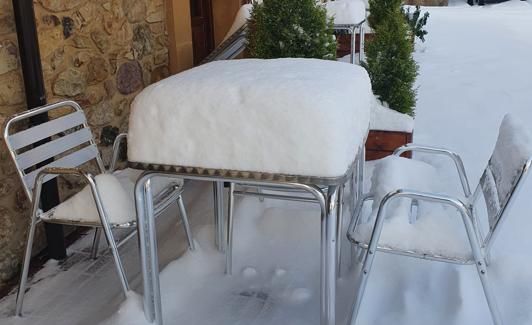 Imagen de una mesa de la localidad este sábado.