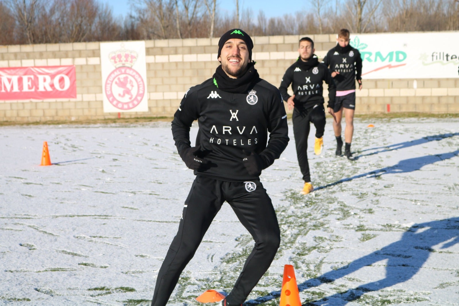 Los copos caídos de madrugada han afectado al trabajo del equipo leonés.