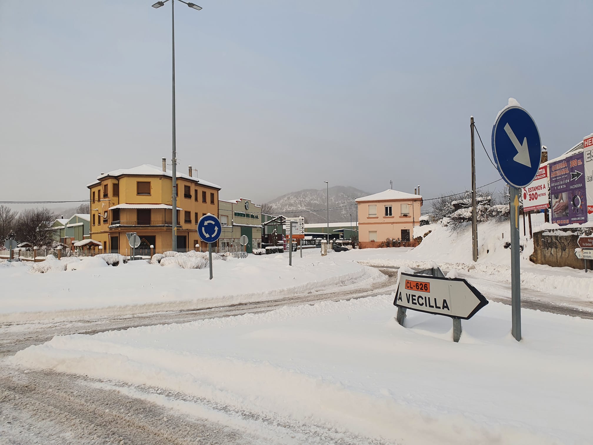 Diferentes municipios en cotas más altas han amanecido bajo una espesa manta de nieve que cubre calles y carreteras.