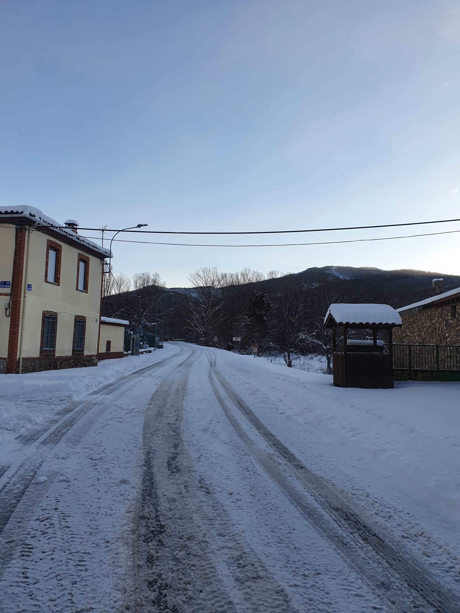 Diferentes municipios en cotas más altas han amanecido bajo una espesa manta de nieve que cubre calles y carreteras.