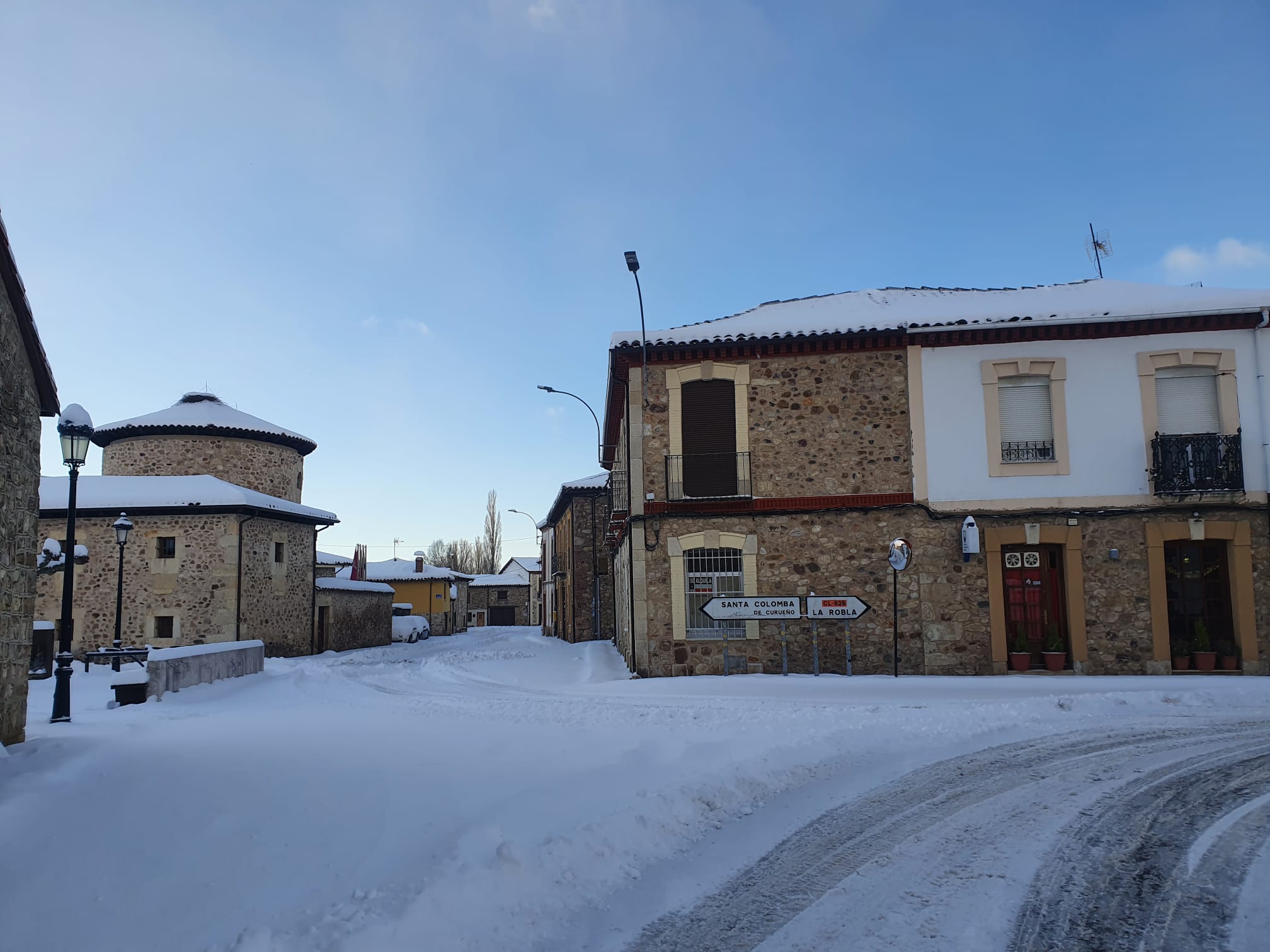 Diferentes municipios en cotas más altas han amanecido bajo una espesa manta de nieve que cubre calles y carreteras.