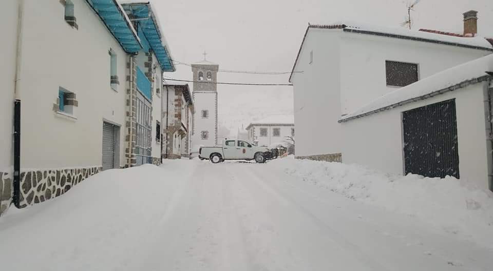 Diferentes municipios en cotas más altas han amanecido bajo una espesa manta de nieve que cubre calles y carreteras.