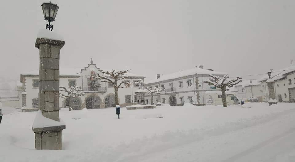 Diferentes municipios en cotas más altas han amanecido bajo una espesa manta de nieve que cubre calles y carreteras.