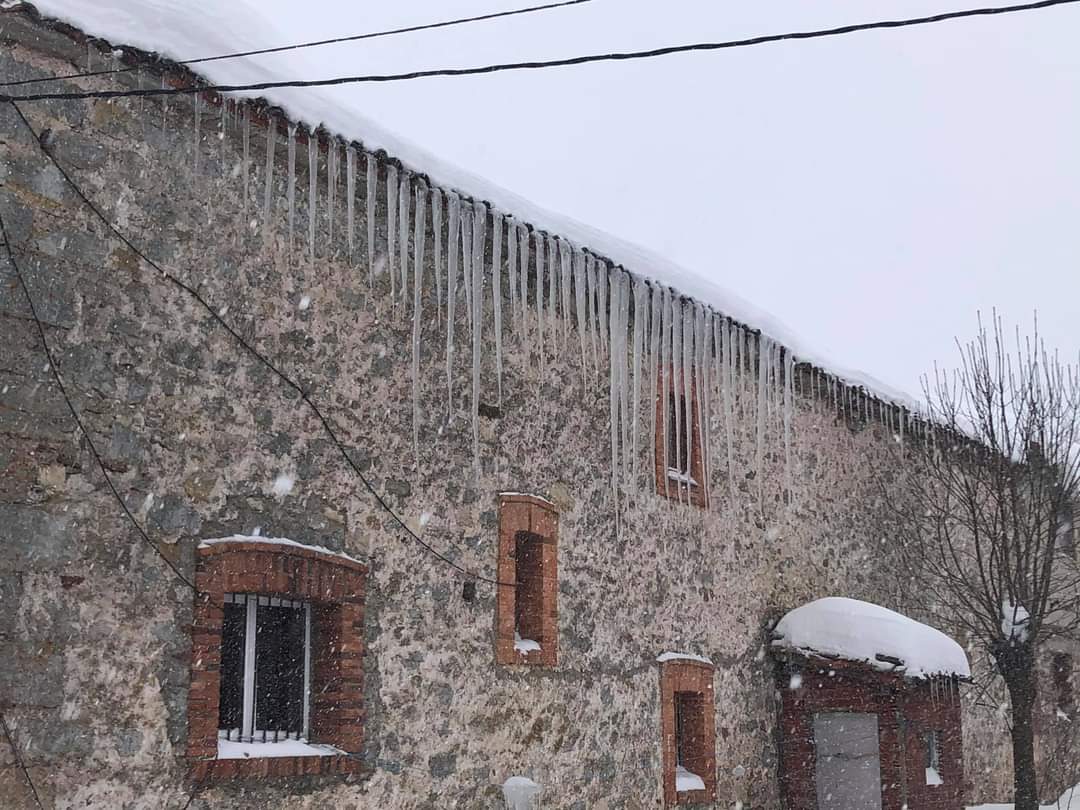 Diferentes municipios en cotas más altas han amanecido bajo una espesa manta de nieve que cubre calles y carreteras.