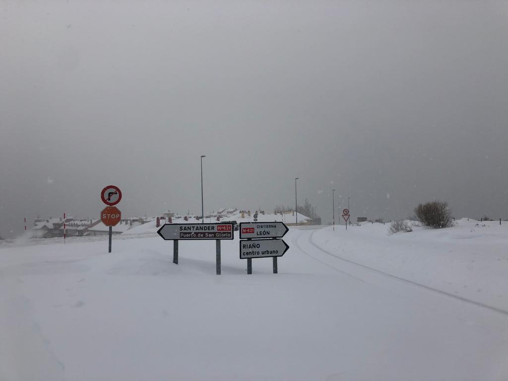 Diferentes municipios en cotas más altas han amanecido bajo una espesa manta de nieve que cubre calles y carreteras.