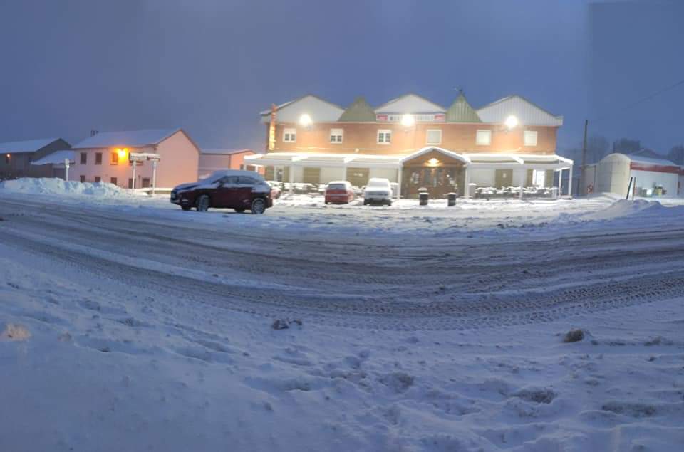 Diferentes municipios en cotas más altas han amanecido bajo una espesa manta de nieve que cubre calles y carreteras.