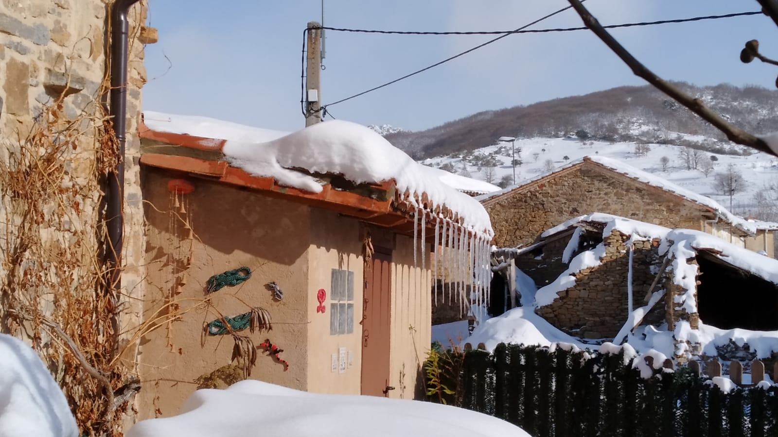 Diferentes municipios en cotas más altas han amanecido bajo una espesa manta de nieve que cubre calles y carreteras.