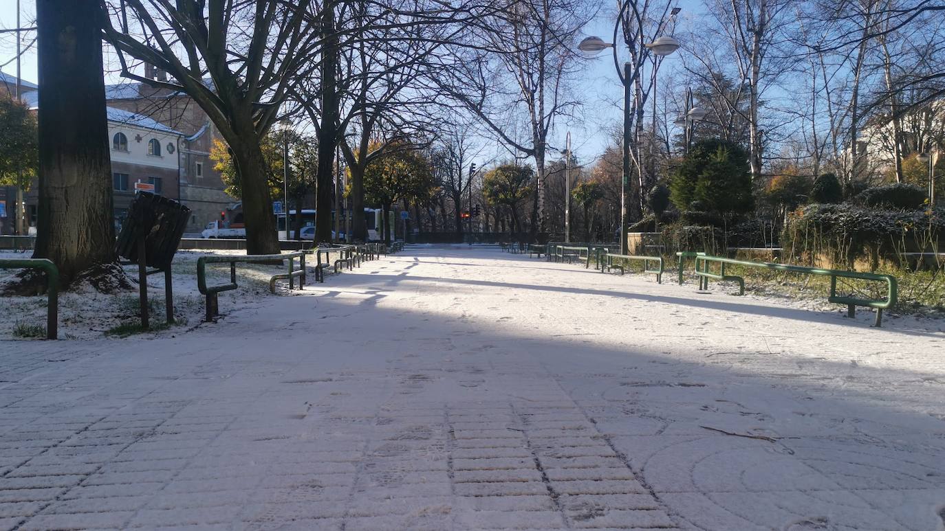 La ciudad se cubre de un manto blanco tras los copos caídos durante la madrugada.