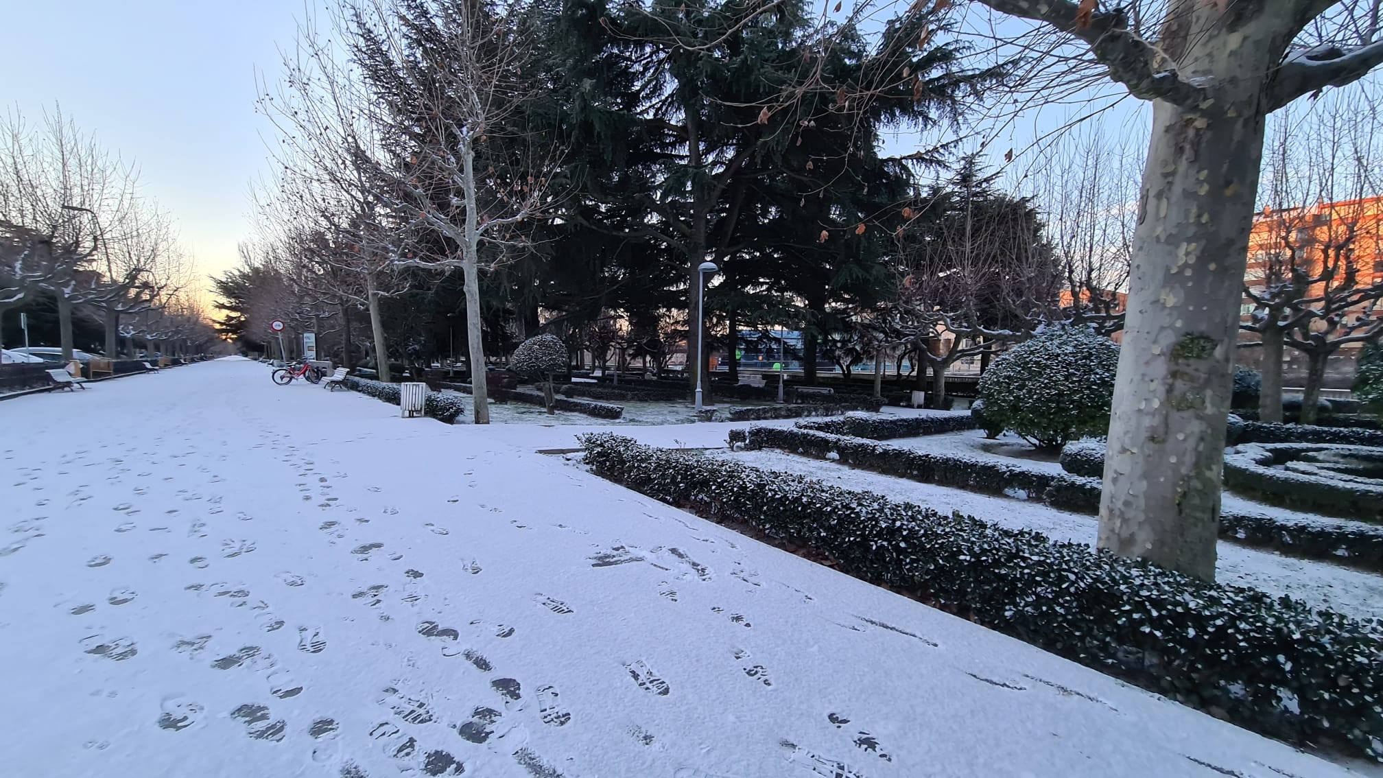 La ciudad se cubre de un manto blanco tras los copos caídos durante la madrugada.