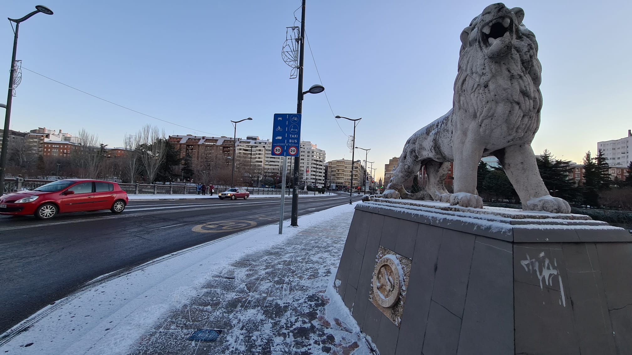 La ciudad se cubre de un manto blanco tras los copos caídos durante la madrugada.