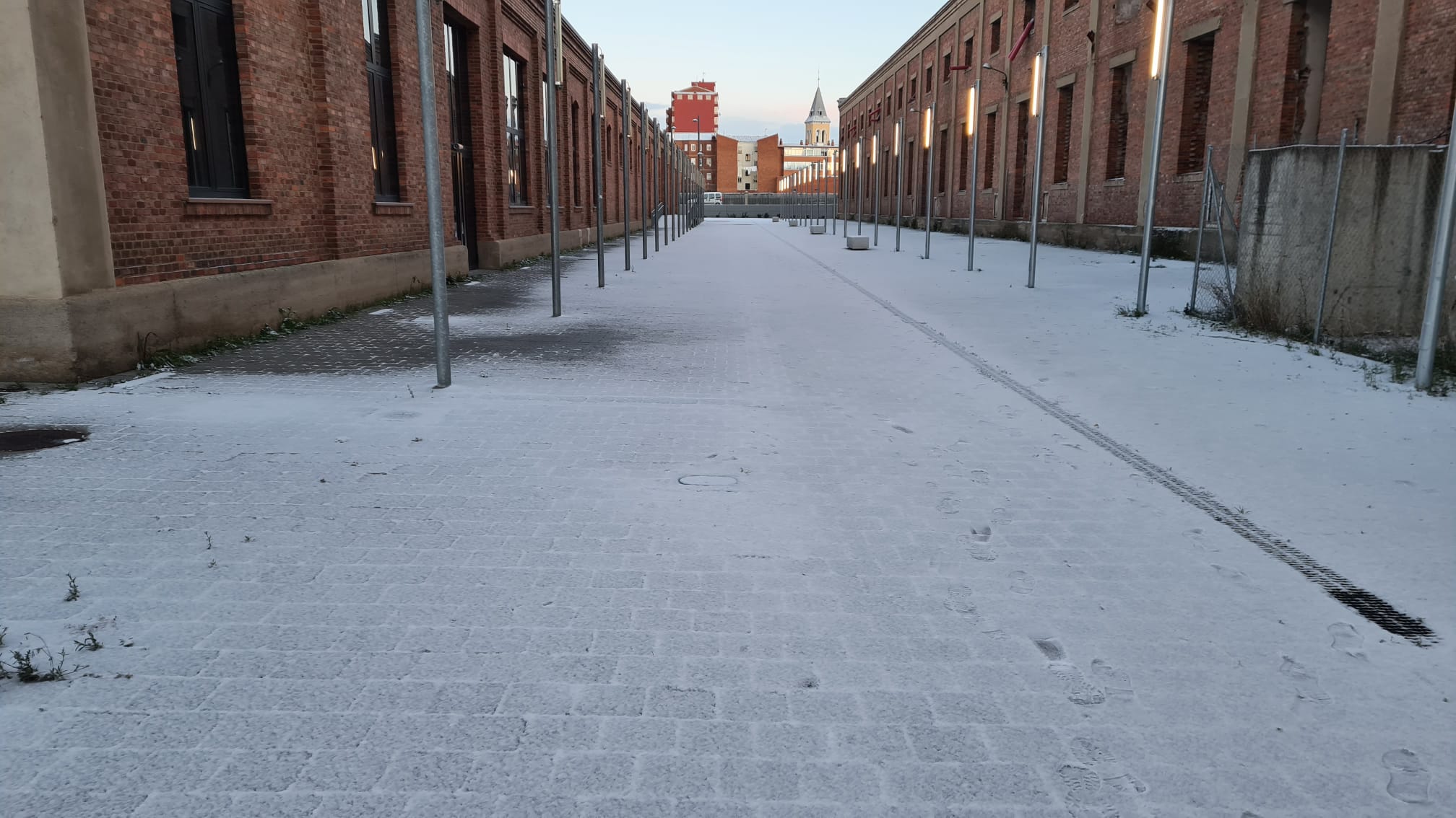 La ciudad se cubre de un manto blanco tras los copos caídos durante la madrugada.