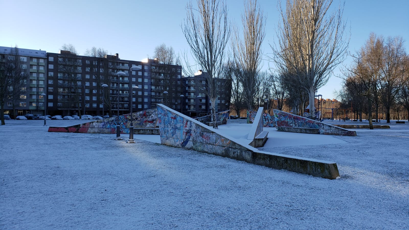 La ciudad se cubre de un manto blanco tras los copos caídos durante la madrugada.