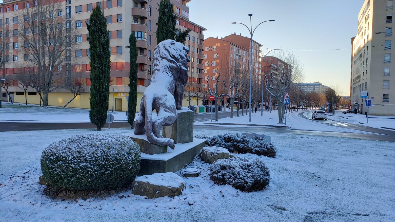 La ciudad se cubre de un manto blanco tras los copos caídos durante la madrugada.