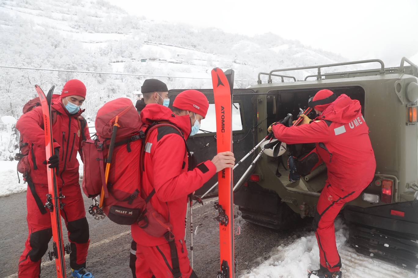 La Unidad Militar de Emergencias (UME), con dos batallones de 25 personas cada uno, un grupo cinológico, un grupo especial de montaña, una cuña y un vehículo oruga, se han sumado este sábado al dispositivo de búsqueda que trata de localizar a uno de los dos operarios de una quitanieves sepultados bajo un alud en el puerto de San Isidro. El cuerpo del otro, fue encontrado tras ocho horas de intenso rastreo.