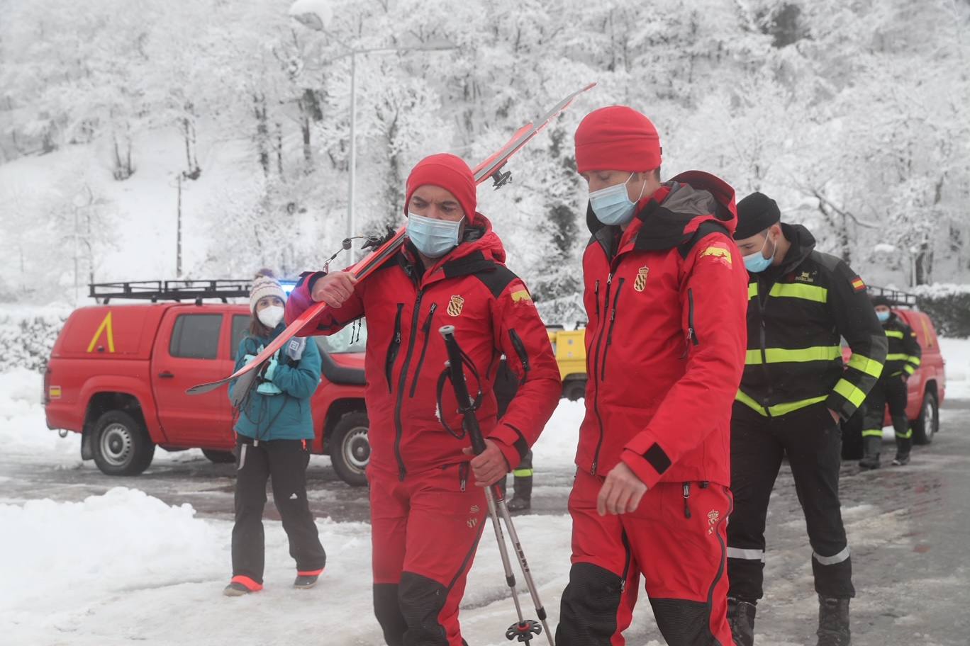 La Unidad Militar de Emergencias (UME), con dos batallones de 25 personas cada uno, un grupo cinológico, un grupo especial de montaña, una cuña y un vehículo oruga, se han sumado este sábado al dispositivo de búsqueda que trata de localizar a uno de los dos operarios de una quitanieves sepultados bajo un alud en el puerto de San Isidro. El cuerpo del otro, fue encontrado tras ocho horas de intenso rastreo.