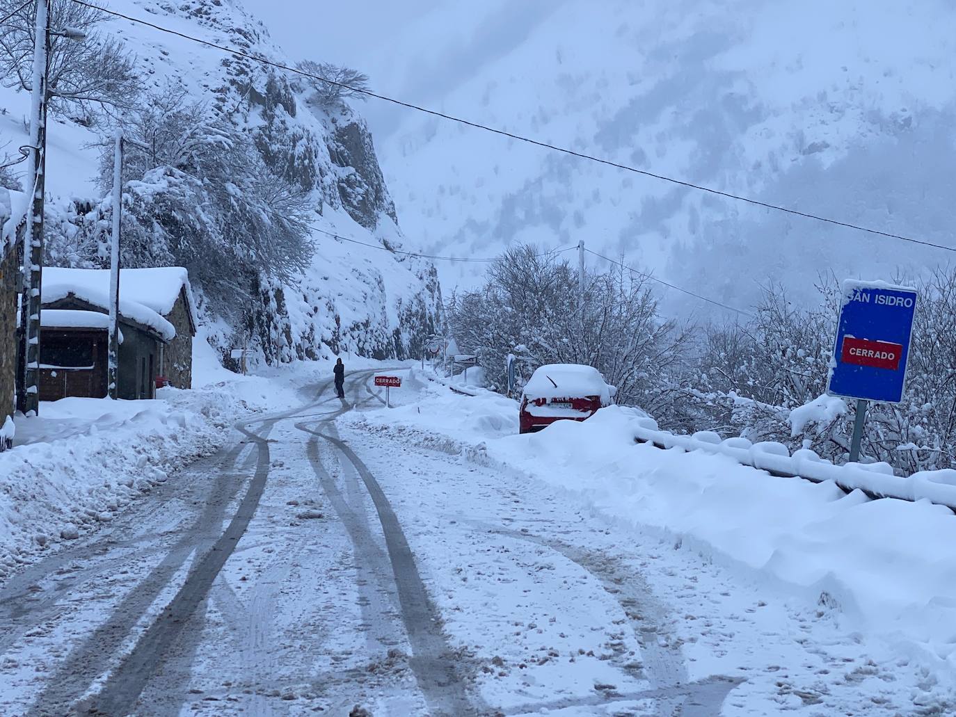 La Unidad Militar de Emergencias (UME), con dos batallones de 25 personas cada uno, un grupo cinológico, un grupo especial de montaña, una cuña y un vehículo oruga, se han sumado este sábado al dispositivo de búsqueda que trata de localizar a uno de los dos operarios de una quitanieves sepultados bajo un alud en el puerto de San Isidro. El cuerpo del otro, fue encontrado tras ocho horas de intenso rastreo.