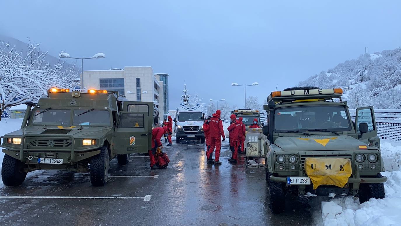 La Unidad Militar de Emergencias (UME), con dos batallones de 25 personas cada uno, un grupo cinológico, un grupo especial de montaña, una cuña y un vehículo oruga, se han sumado este sábado al dispositivo de búsqueda que trata de localizar a uno de los dos operarios de una quitanieves sepultados bajo un alud en el puerto de San Isidro. El cuerpo del otro, fue encontrado tras ocho horas de intenso rastreo.