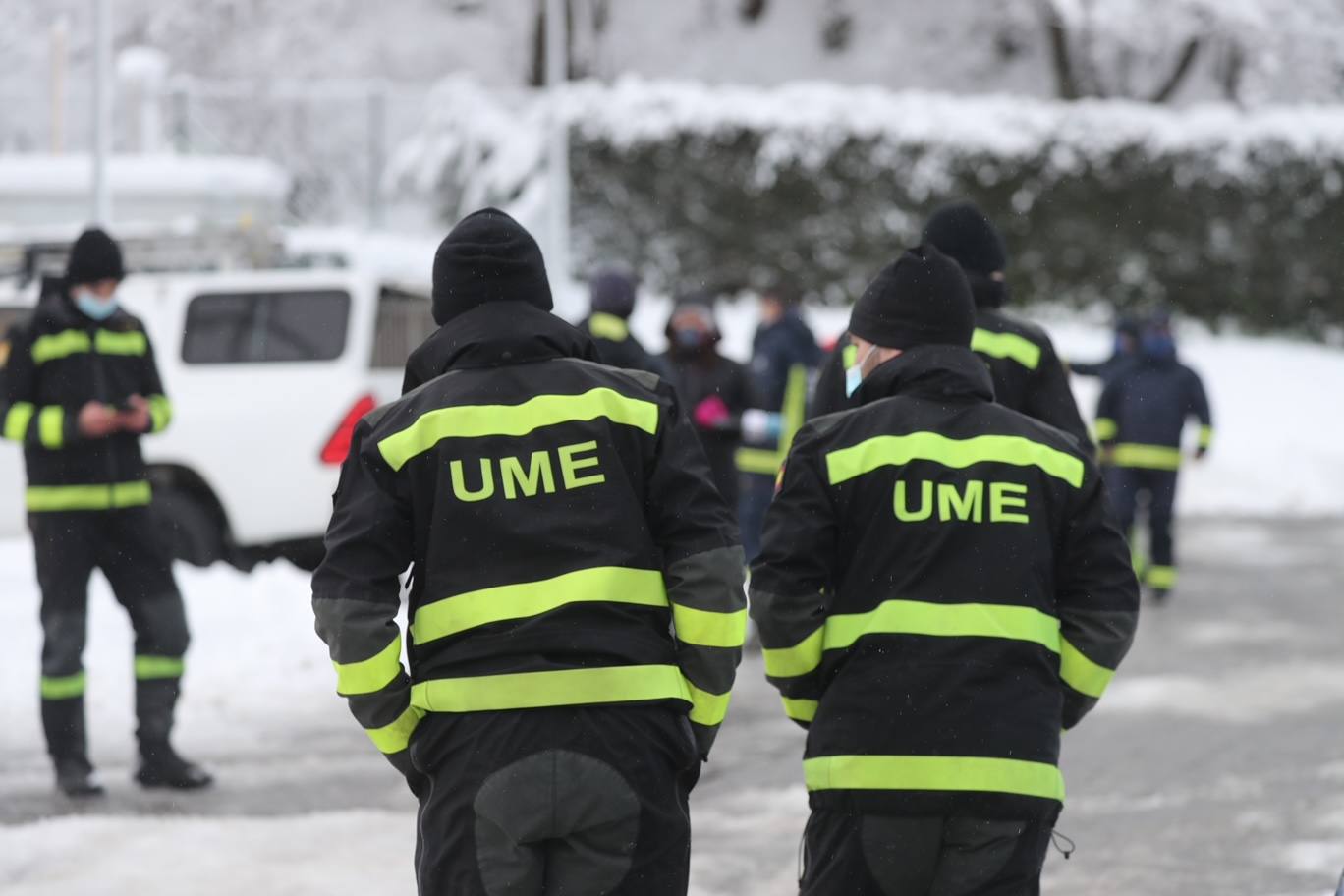 La Unidad Militar de Emergencias (UME), con dos batallones de 25 personas cada uno, un grupo cinológico, un grupo especial de montaña, una cuña y un vehículo oruga, se han sumado este sábado al dispositivo de búsqueda que trata de localizar a uno de los dos operarios de una quitanieves sepultados bajo un alud en el puerto de San Isidro. El cuerpo del otro, fue encontrado tras ocho horas de intenso rastreo.