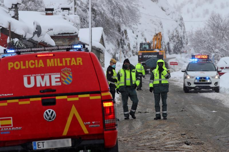 La Unidad Militar de Emergencias (UME), con dos batallones de 25 personas cada uno, un grupo cinológico, un grupo especial de montaña, una cuña y un vehículo oruga, se han sumado este sábado al dispositivo de búsqueda que trata de localizar a uno de los dos operarios de una quitanieves sepultados bajo un alud en el puerto de San Isidro. El cuerpo del otro, fue encontrado tras ocho horas de intenso rastreo.