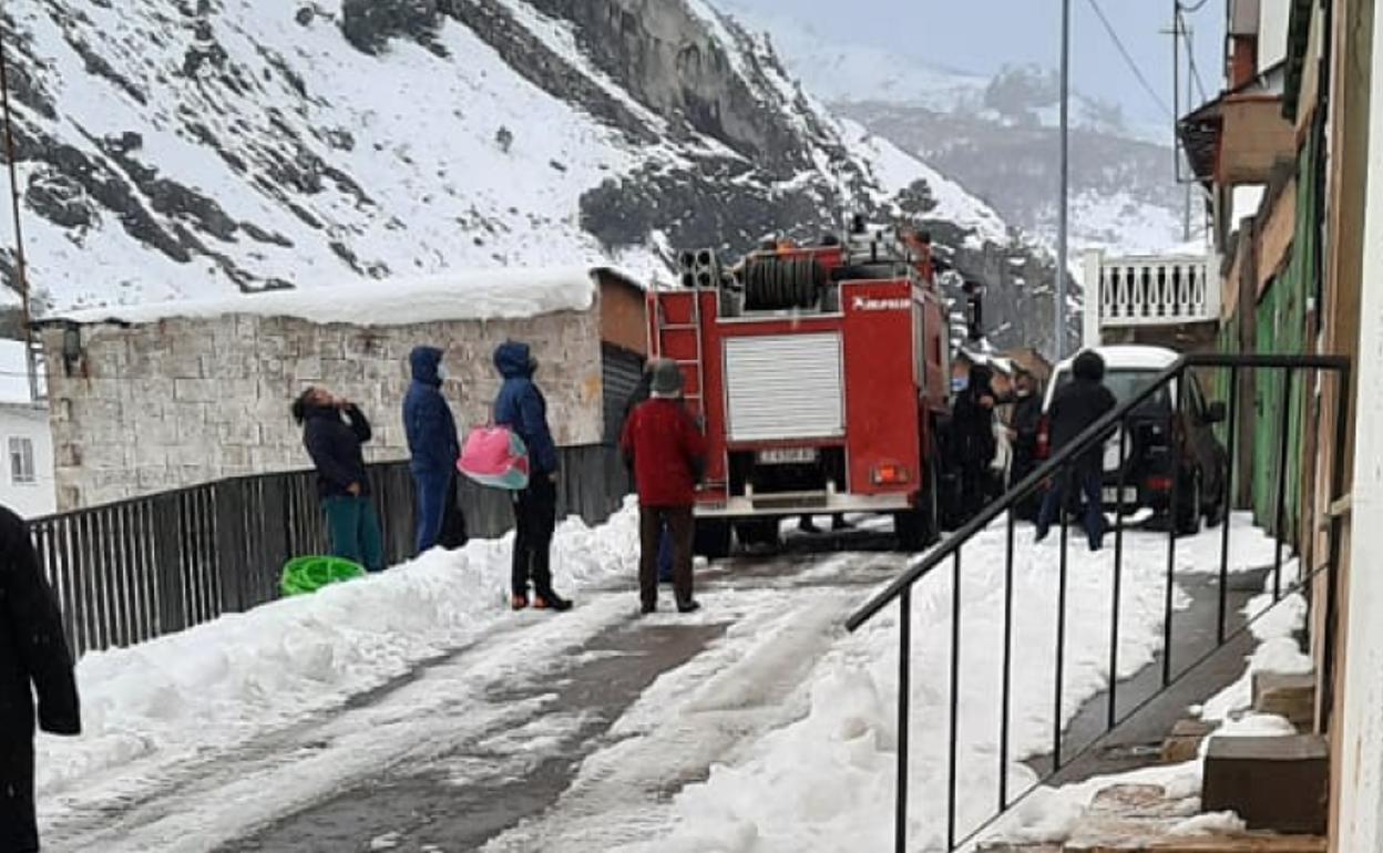 Los bomberos voluntarios, en las labores de extinción de las llamas.