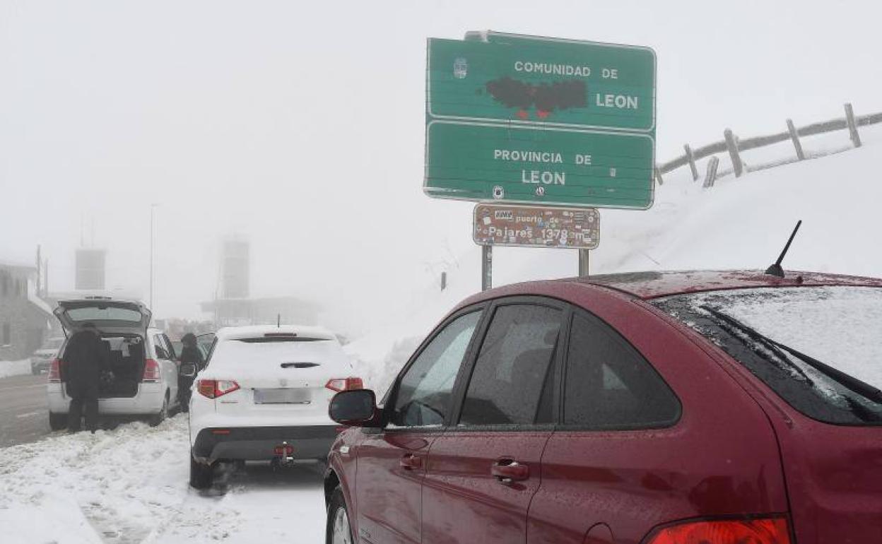 Los coches acuden al alto de Pajares para disfrutar de la nevada.