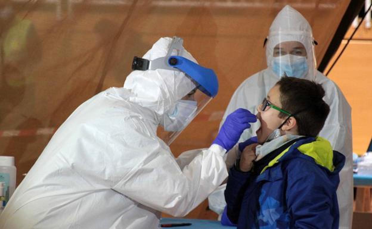 Una de las pruebas para detectar el virus.