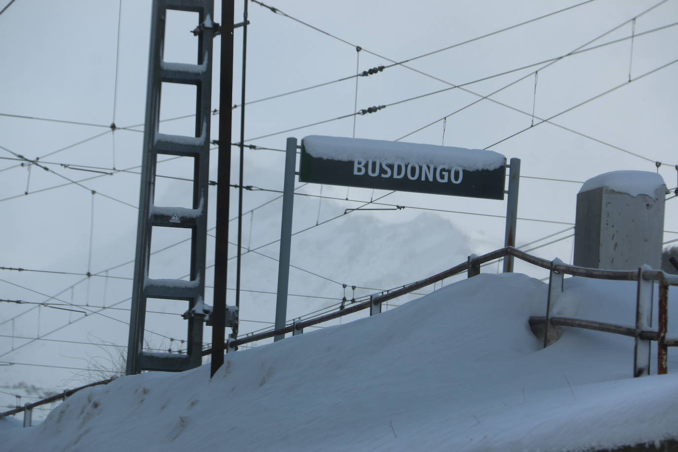 Las continuas nevadas afectan al tráfico de todo tipo de vehículos y mantienen activas a las quitanieves.