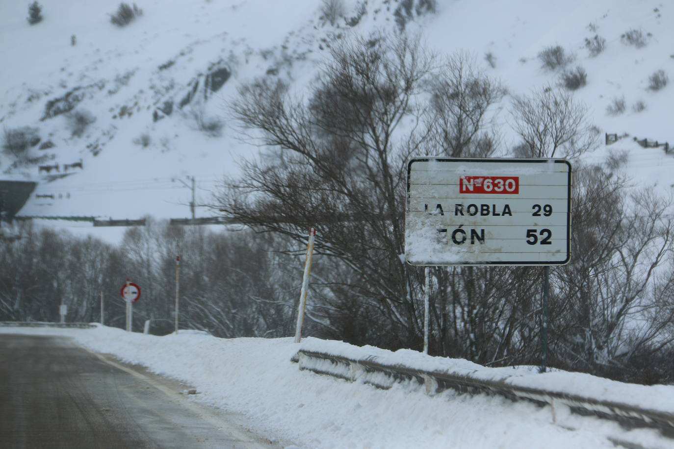 Las continuas nevadas afectan al tráfico de todo tipo de vehículos y mantienen activas a las quitanieves.