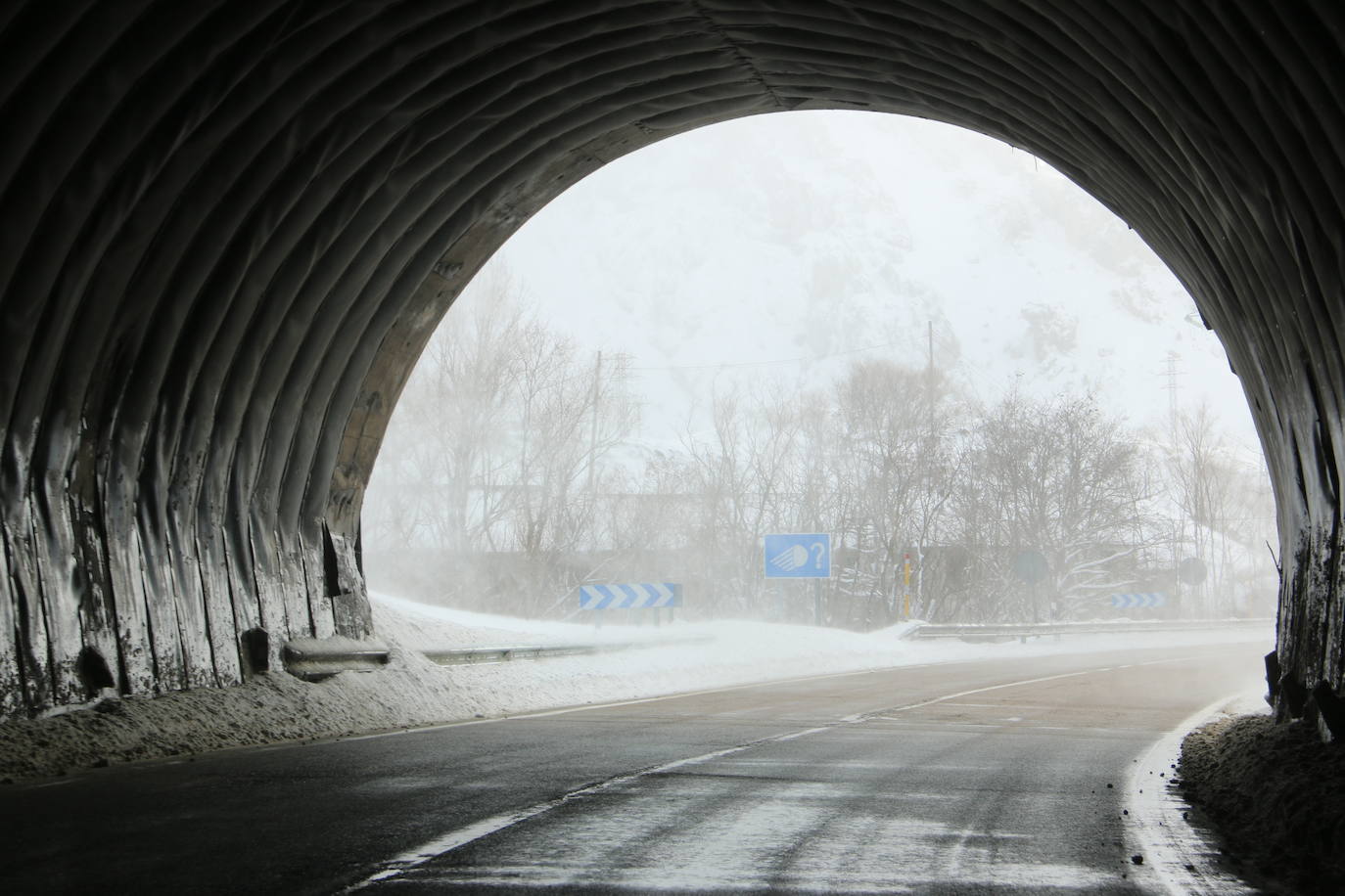 Las continuas nevadas afectan al tráfico de todo tipo de vehículos y mantienen activas a las quitanieves.