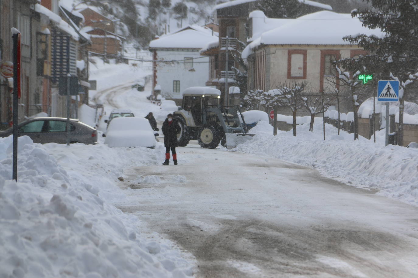 Las continuas nevadas afectan al tráfico de todo tipo de vehículos y mantienen activas a las quitanieves.