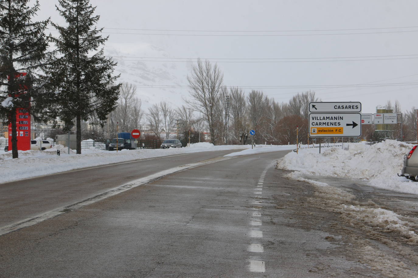 Las continuas nevadas afectan al tráfico de todo tipo de vehículos y mantienen activas a las quitanieves.