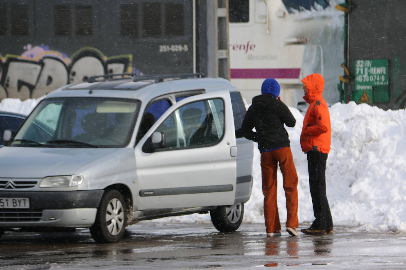 Las continuas nevadas afectan al tráfico de todo tipo de vehículos y mantienen activas a las quitanieves.