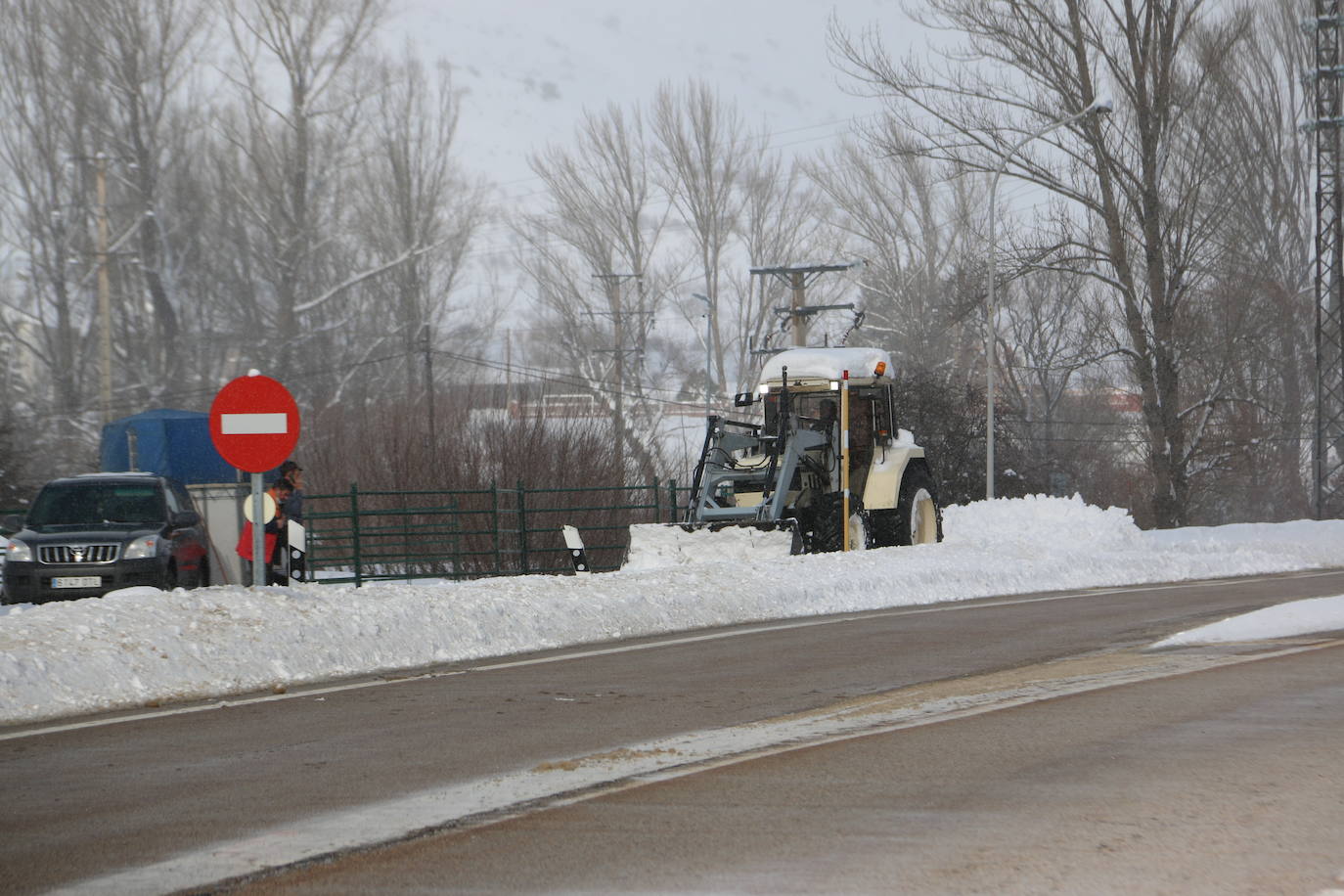 Las continuas nevadas afectan al tráfico de todo tipo de vehículos y mantienen activas a las quitanieves.