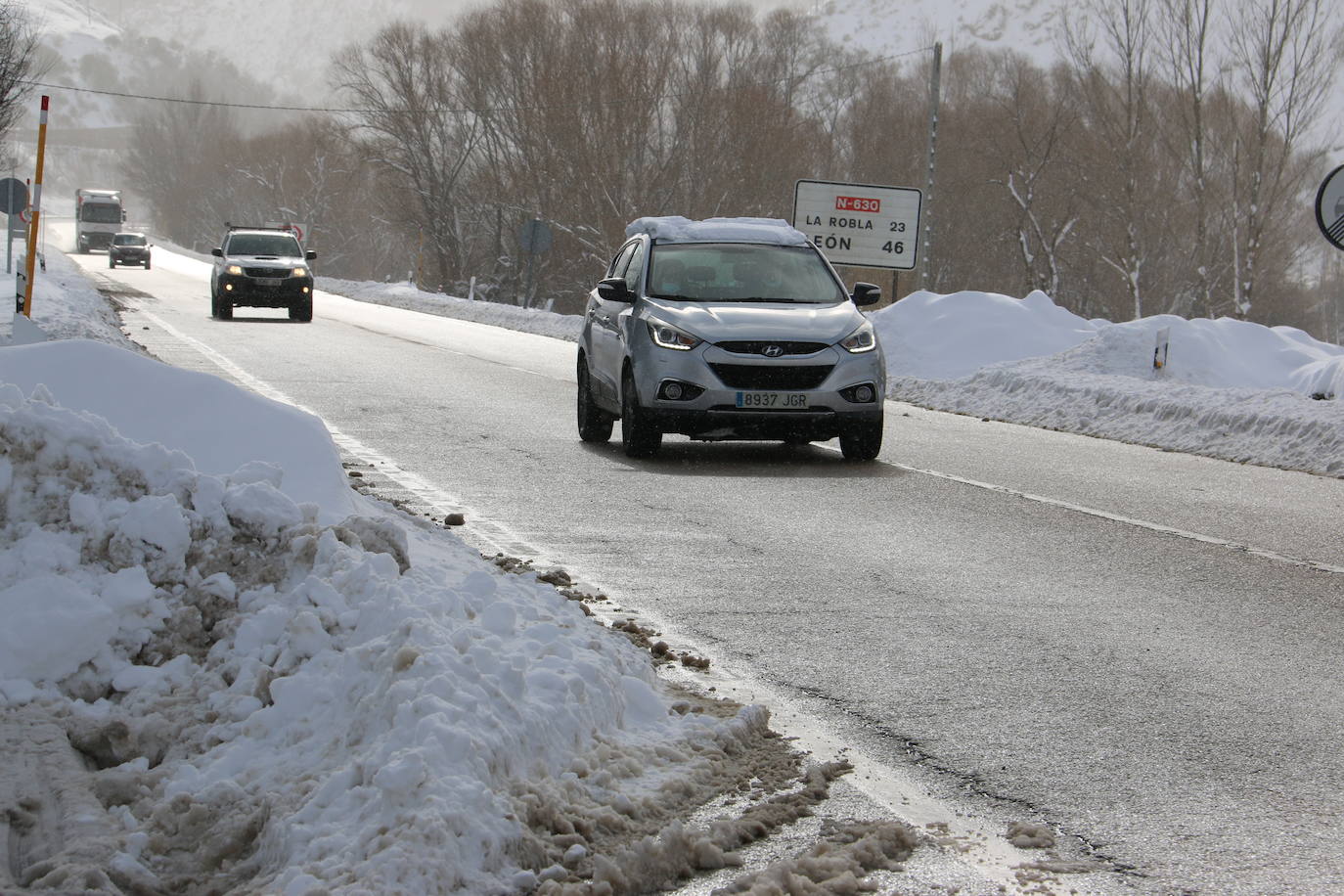 Las continuas nevadas afectan al tráfico de todo tipo de vehículos y mantienen activas a las quitanieves.