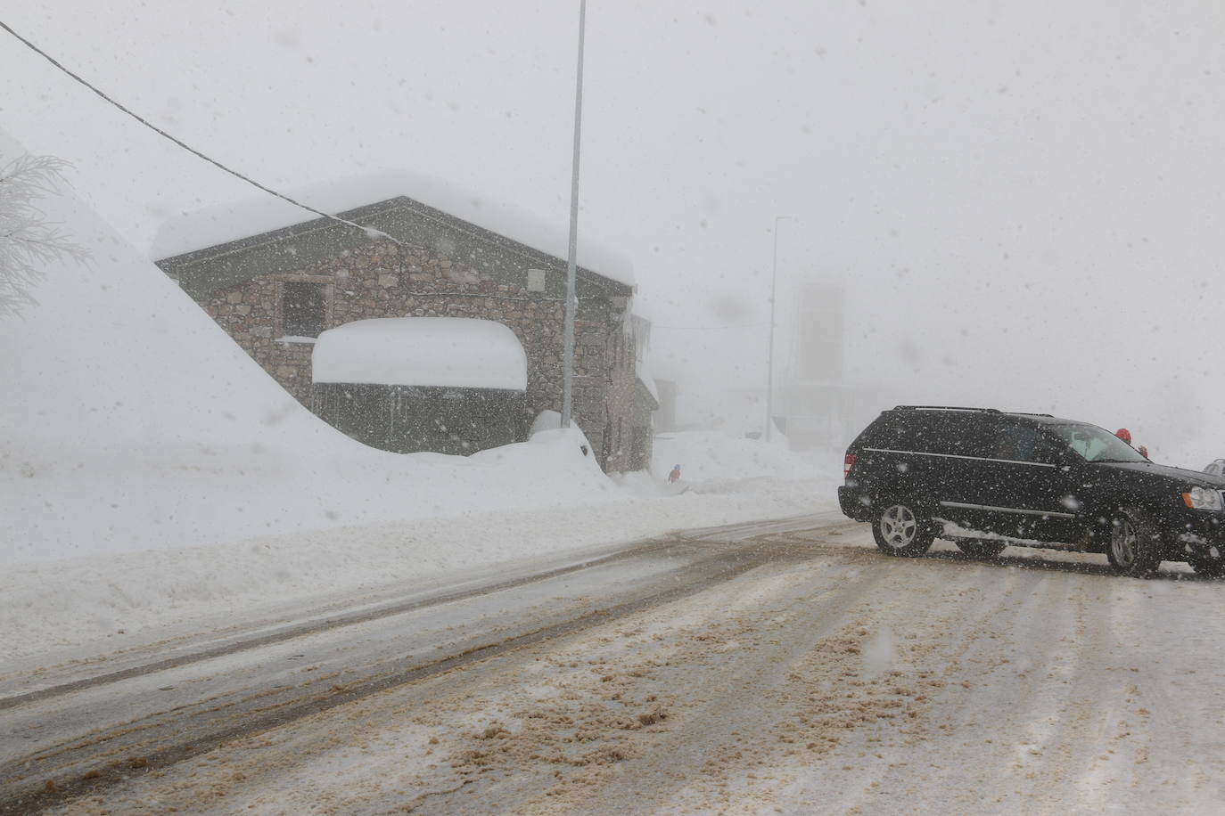 Las continuas nevadas afectan al tráfico de todo tipo de vehículos y mantienen activas a las quitanieves.