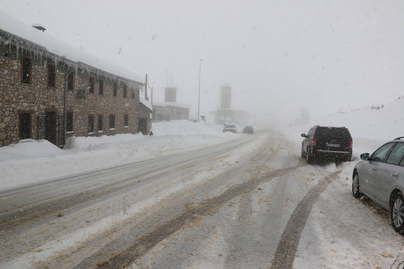 Las continuas nevadas afectan al tráfico de todo tipo de vehículos y mantienen activas a las quitanieves.