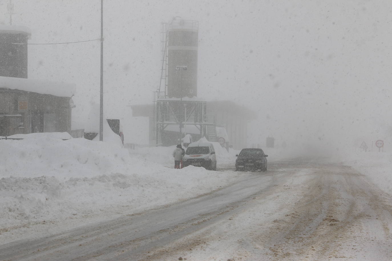 Las continuas nevadas afectan al tráfico de todo tipo de vehículos y mantienen activas a las quitanieves.