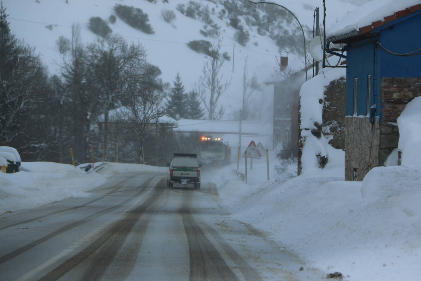 Las continuas nevadas afectan al tráfico de todo tipo de vehículos y mantienen activas a las quitanieves.